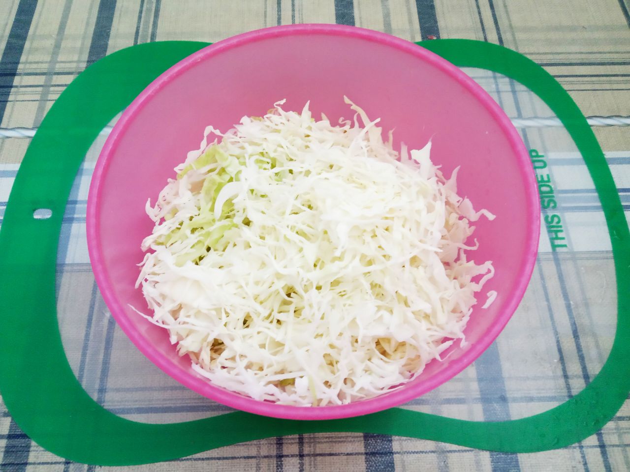 Простой рецепт салата с капустой, свежими овощами и зеленью: Капусту очищаем от мятых и поврежденных листьев, промываем и шинкуем или мелко нарезаем.