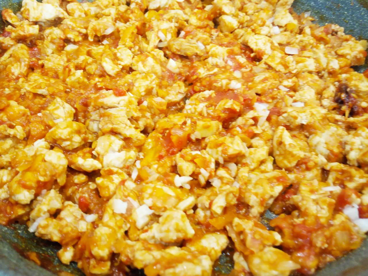 Запеченные помидоры с мясной начинкой и сыром: Когда жидкость почти испарилась, добавляем измельченный чеснок.