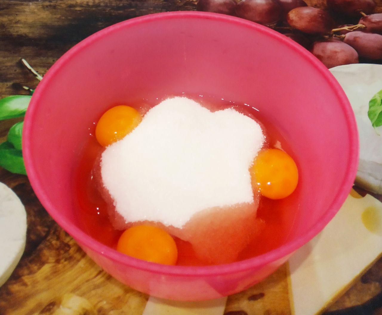 Простое и вкусное печенье с фруктами: Всыпаем сахар и взбиваем миксером до загустения.