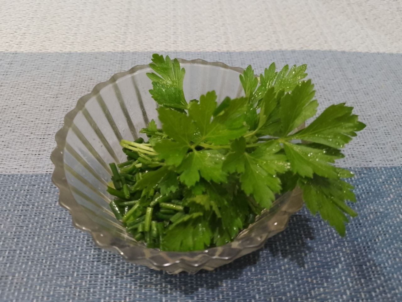 Баклажаны с мясной начинкой и сыром запеченные в духовке: Зелень промываем и измельчаем.