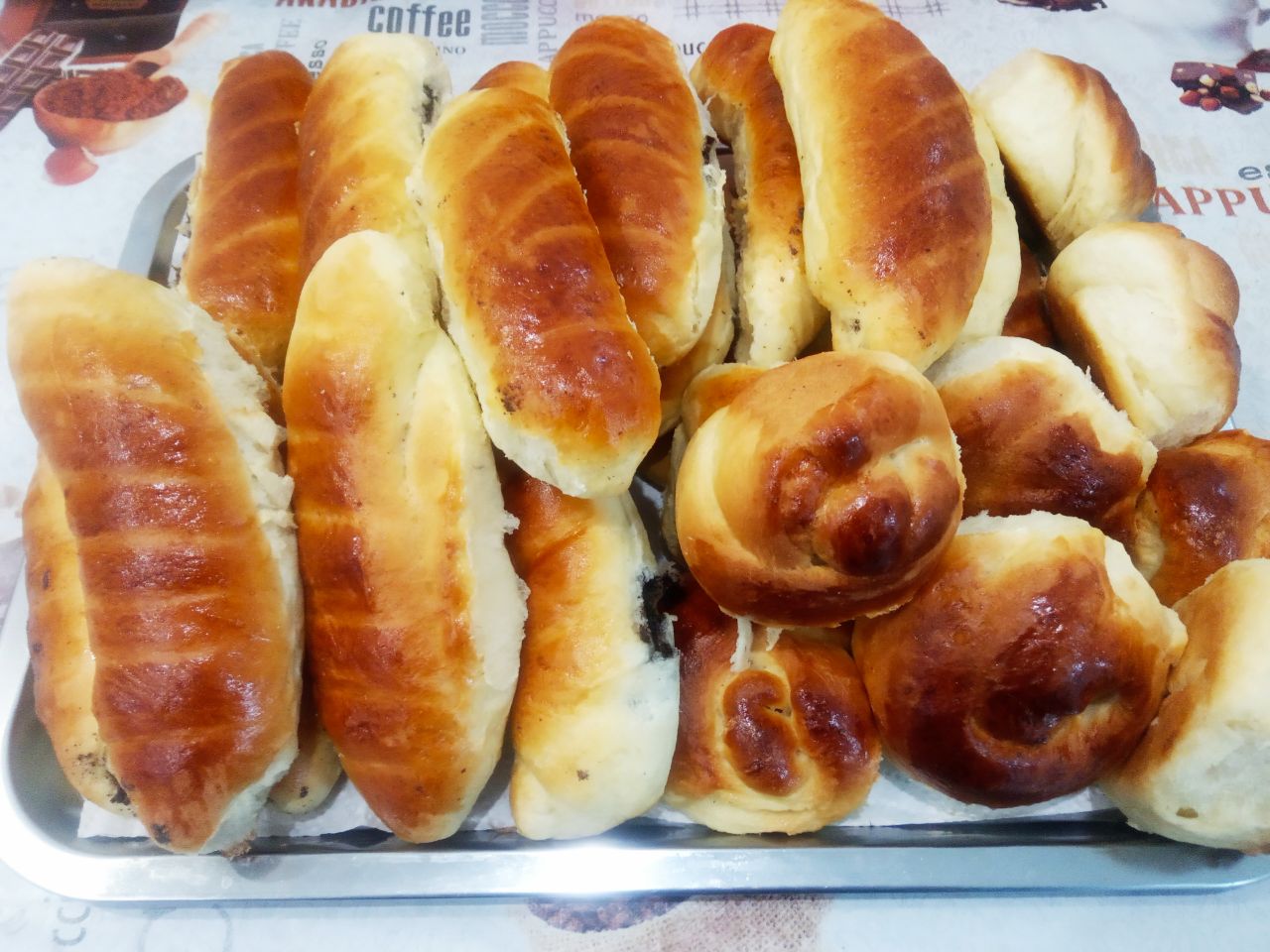 Булочки с начинкой из яблок и мака: Испеченные булочки охлаждаем и складываем на поднос, по желанию посыпаем сахарной пудрой.
