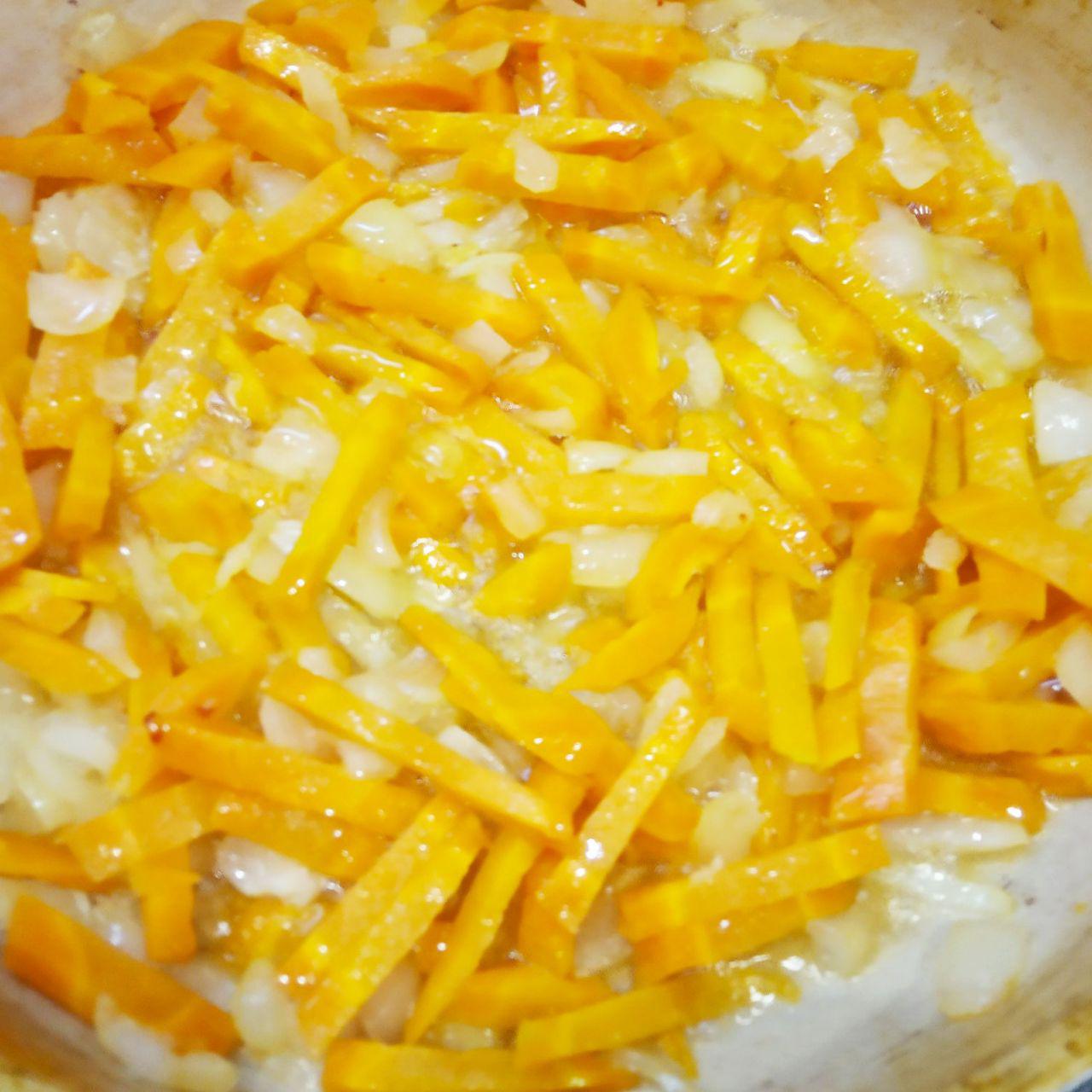Овощи тушеные с баклажанами, вкусно и сытно: В сковороде на растительном масле обжариваем лук с морковью около пяти минут, периодически помешивая.