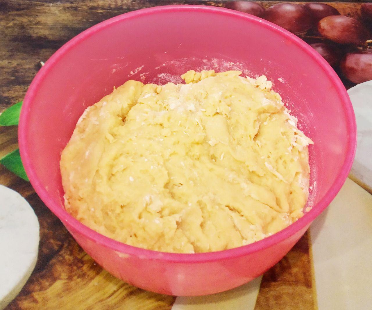 Простое и вкусное печенье с фруктами: Затем частями добавляем муку в смесь и замешиваем тесто. Тесто должно быть не жидким и не крутым, нужно такой
