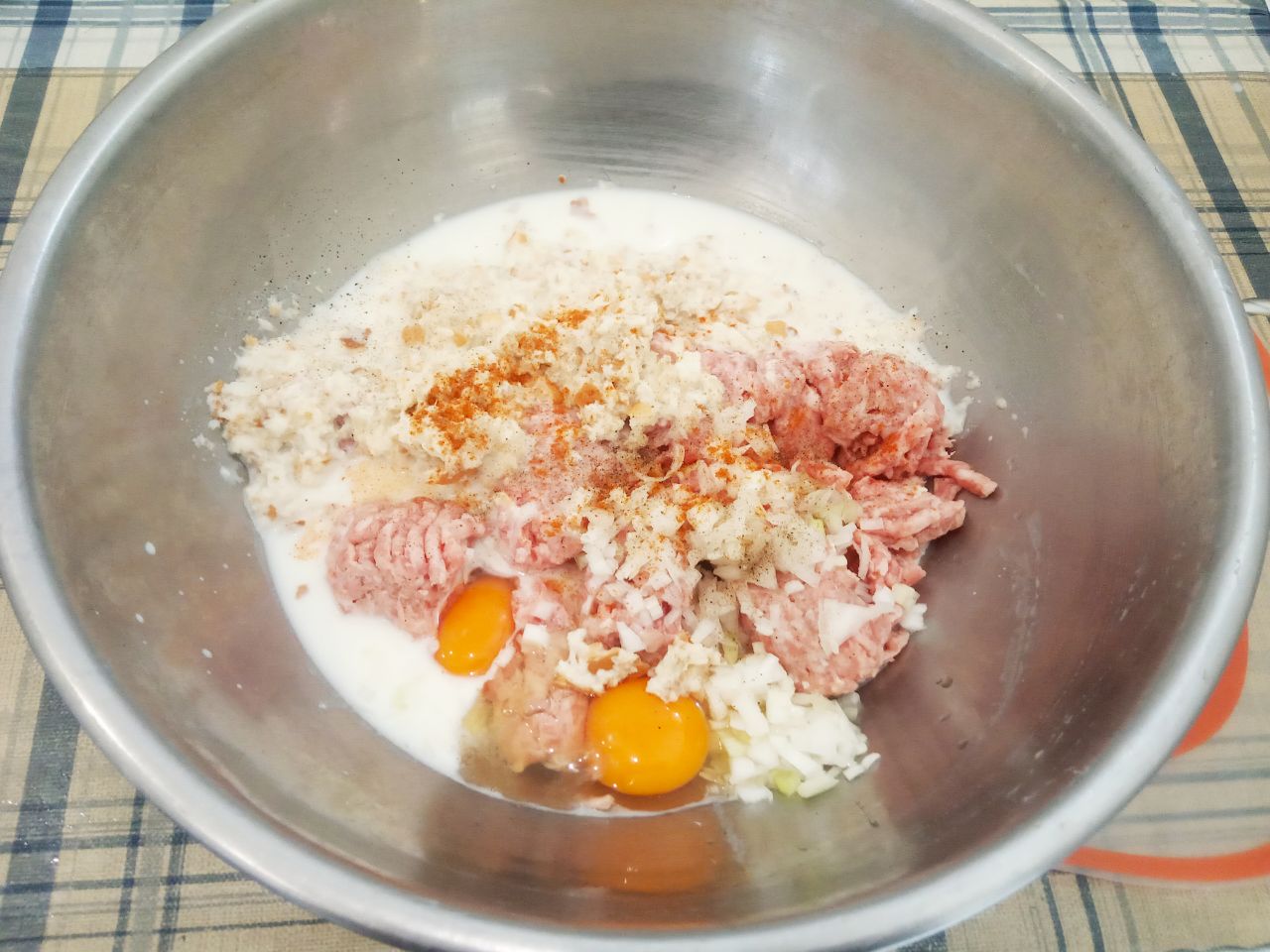 Нежные и сочные мясные оладьи, просто и вкусно: Соединяем фарш, лук, яйца, размоченные ломтики в молоке, солим и перчим по вкусу. Котлетную массу тщательно