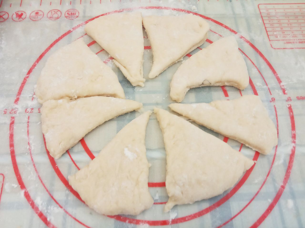 Воздушные треугольники, просто и вкусно: Каждую часть раскатываем кругом толщиной 1 см и разделяем на 8 частей.