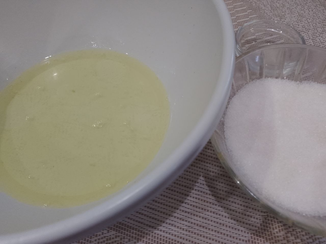 Пирог из песочной крошки, с творожной начинкой и замороженными ягодами: В белки добавляем лимонный сок и взбиваем до пышной пены.