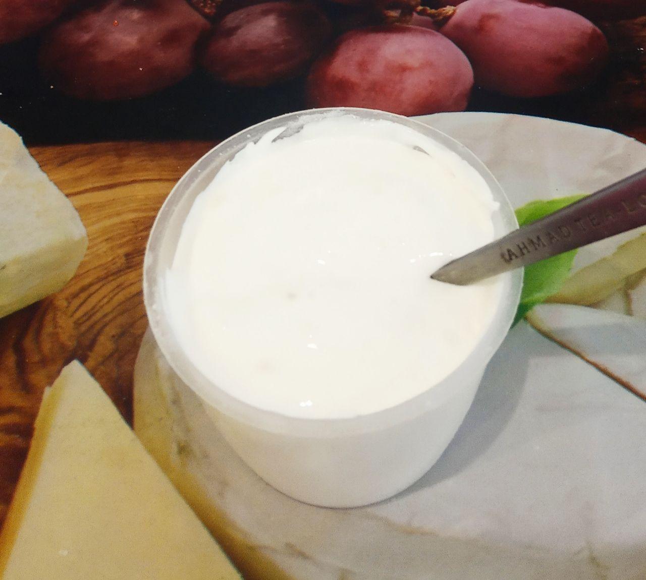 Вкусные пирожки с начинкой из тушеных яблок: Сметану соединяем с содой, перемешиваем и добавляем в растертые желтки.