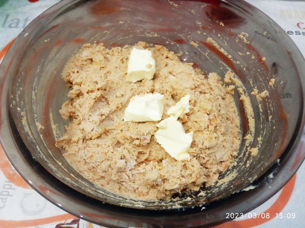 Бутерброды с куриным паштетом, вкусно и сытно: Кладем размягченное сливочное масло и размешиваем.