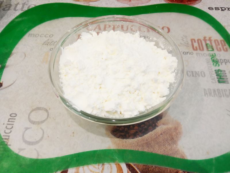 Блины с творожной начинкой, вкусные и аппетитные: В миску просеиваем муку и крахмал, добавляем соль и сахар, размешиваем.