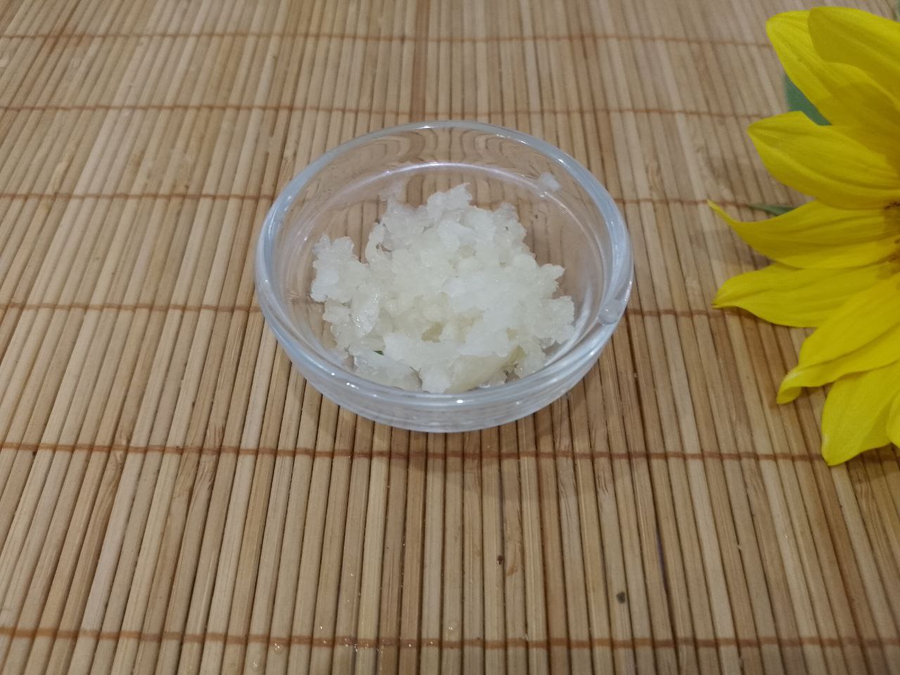 Салат из баклажанов, зелени и сыра, сытный и вкусный: Чеснок очищаем, промываем, продавливаем через чесночницу и добавляем в салатницу.