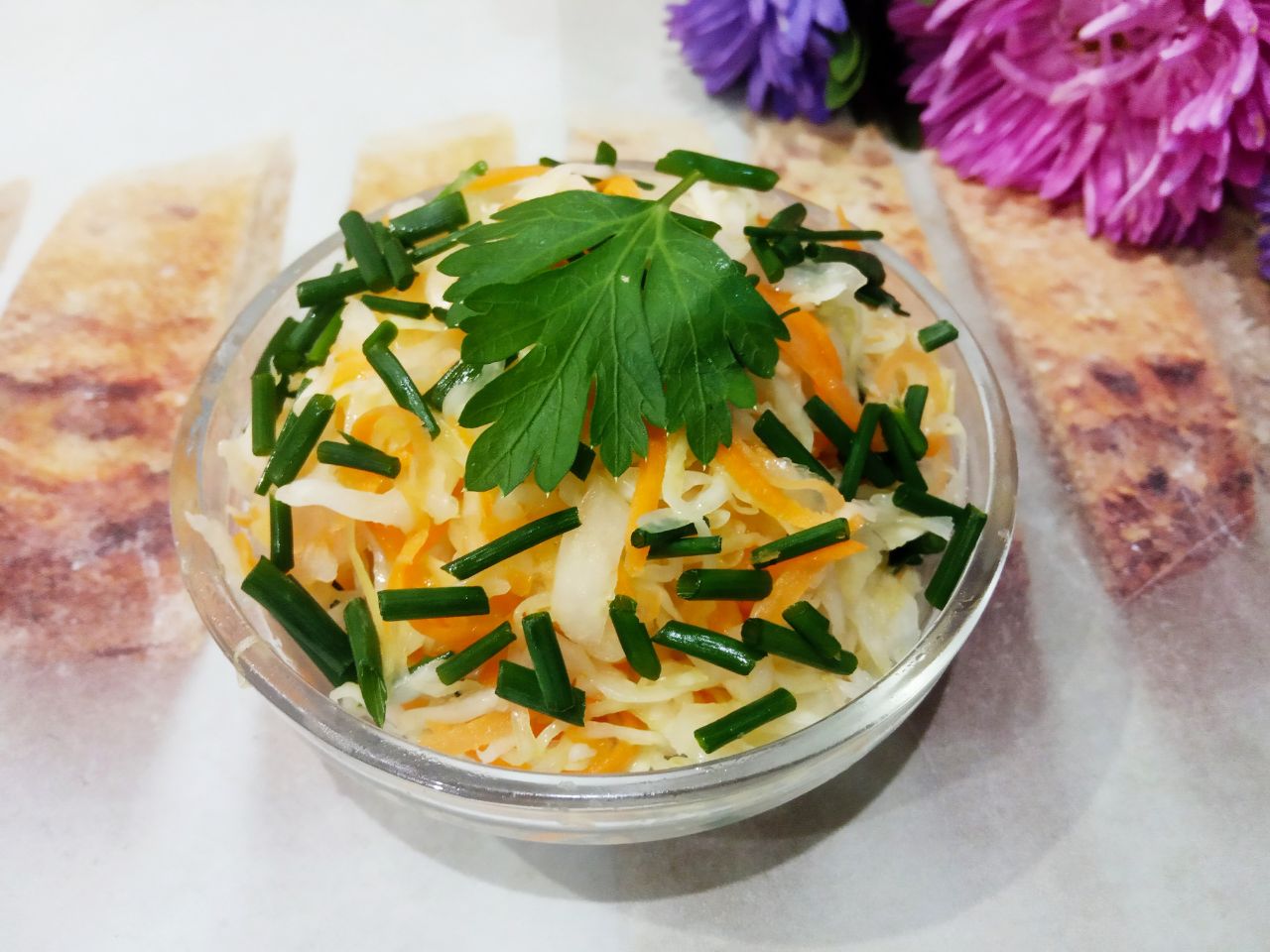 Простой рецепт салата из капусты, моркови и зеленого лука