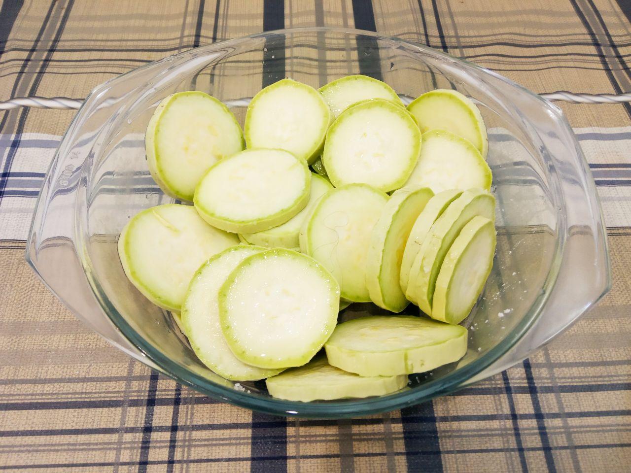 Кабачки в кляре, сытно и вкусно: Кабачок промываем проточной водой и нарезаем кольцами около 5 мм, посыпаем солью и оставляем на 10 минут,