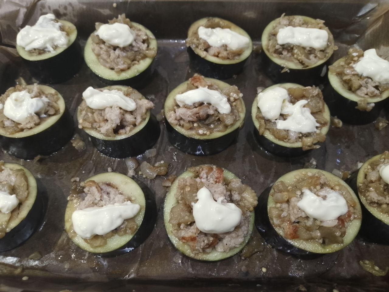 Баклажаны с мясной начинкой и сыром запеченные в духовке: Середину баклажанов наполняем начинкой и смазываем майонезом.
