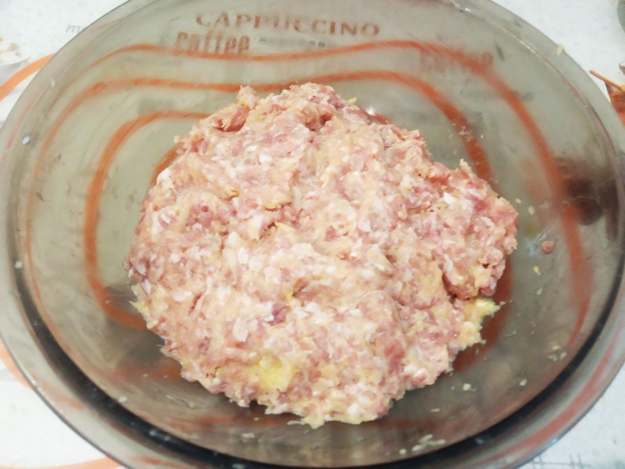 Мясные гнёзда с грибной начинкой, перцем и сыром: Соединяем фарш, лук, чеснок, картофель, добавляем соль и перец по вкусу. Котлетную массу тщательно