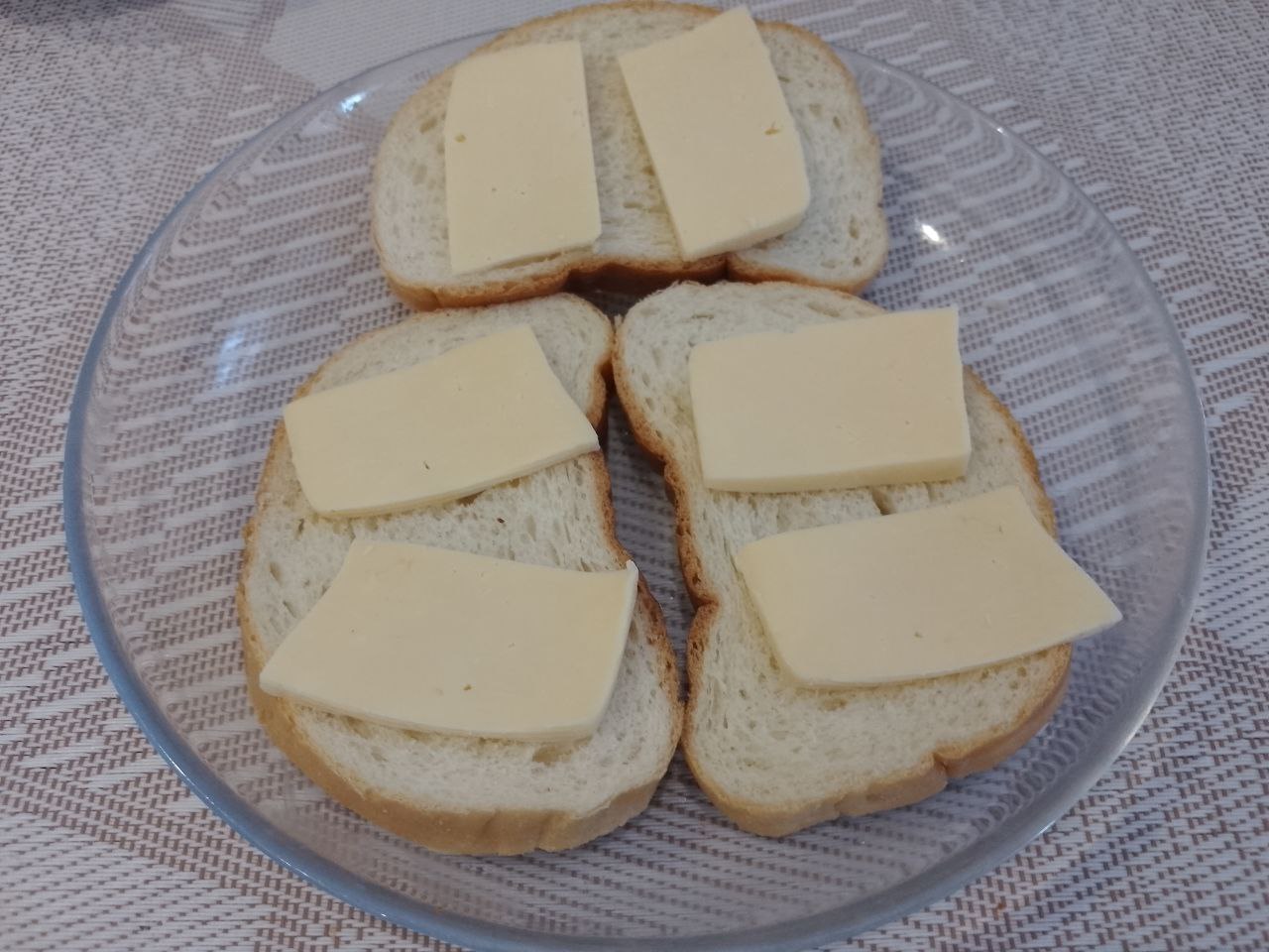 Бутерброды с сыром и фаршем, в кляре, на сковороде: На ломтики батонов кладем ломтики сыра.