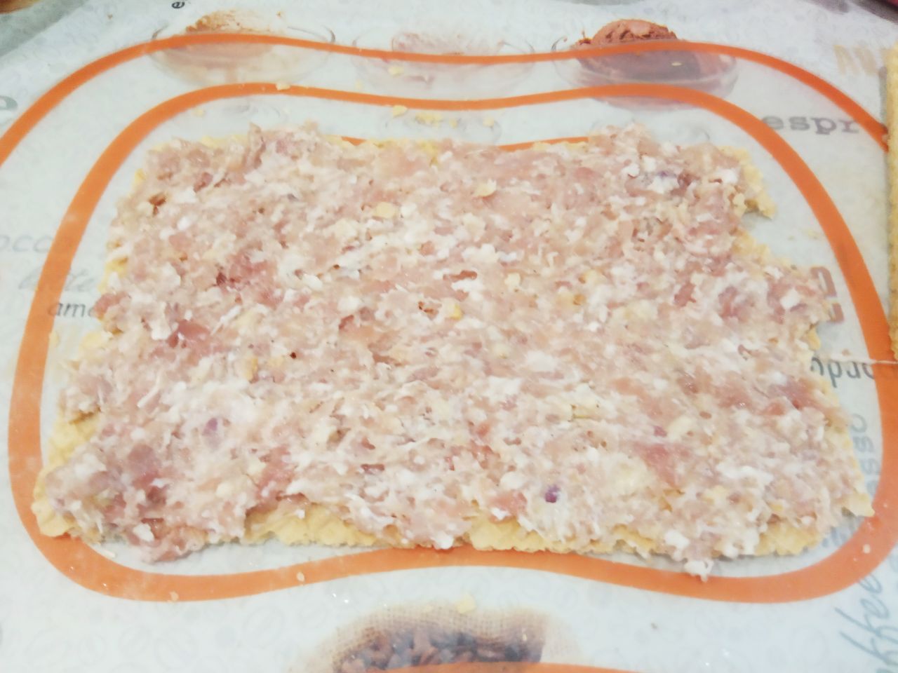 Торт вафельный с начинкой из фарша, моркови и грибов: На вафельный лист кладем фарш и равномерно распределяем.