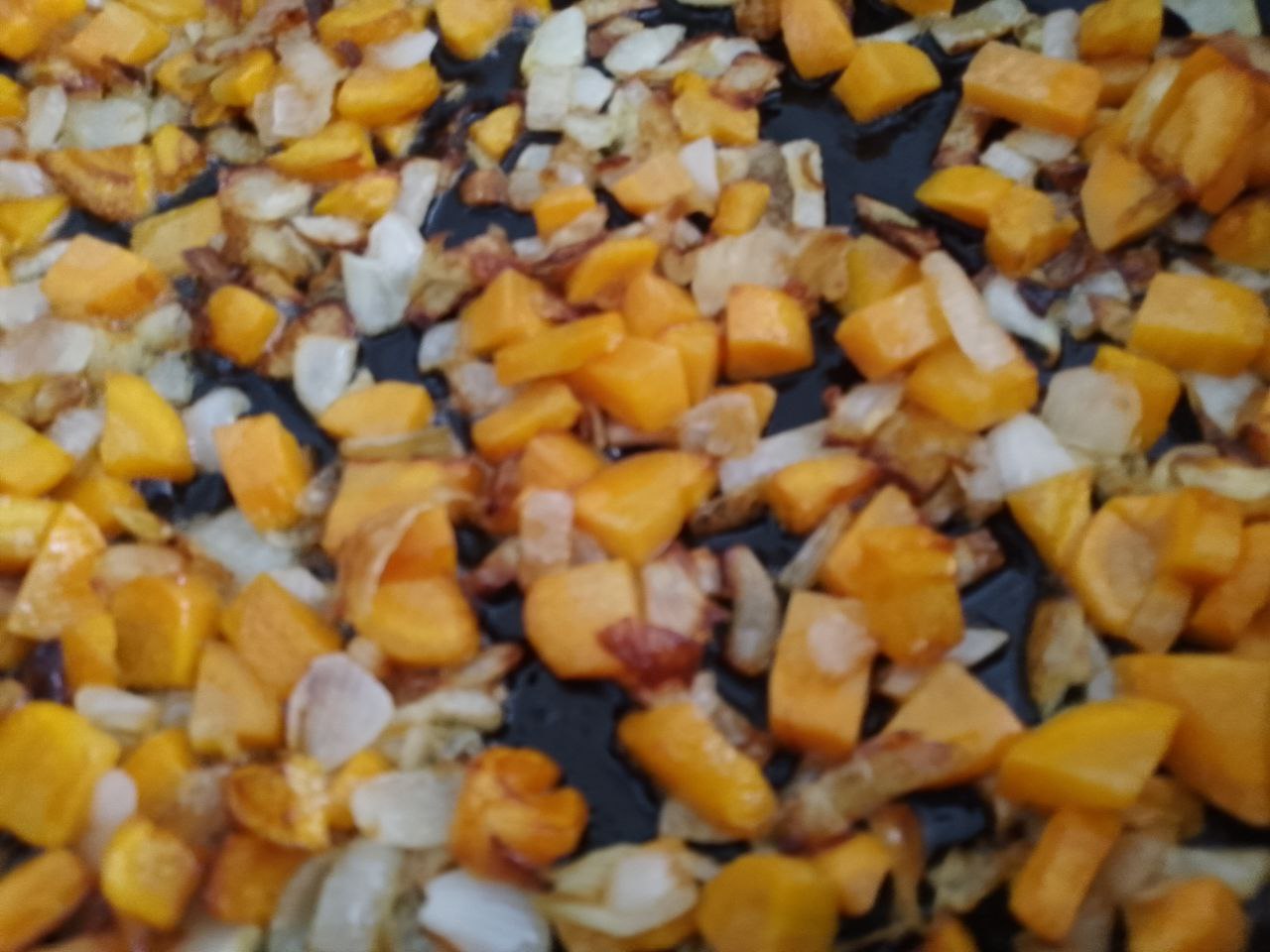 Тушеные баклажаны с помидорами и овощами, вкусно и полезно: Кладем к луку морковь и обжариваем несколько минут.
