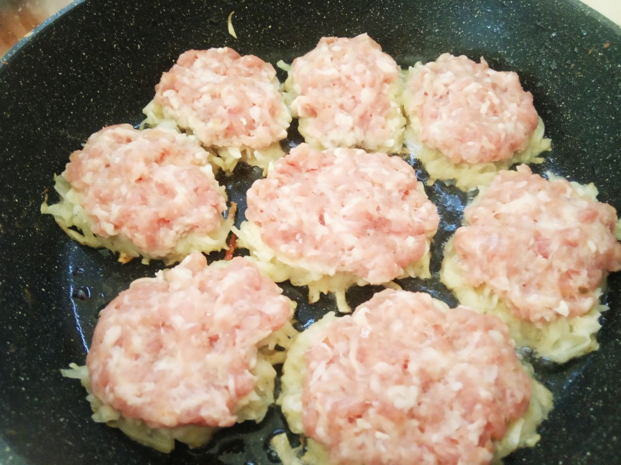 Картофельные колдуны с фаршем и сыром, вкусно и сытно: Из фарша формируем котлеты толщиной до 1 см и кладем на картофель.