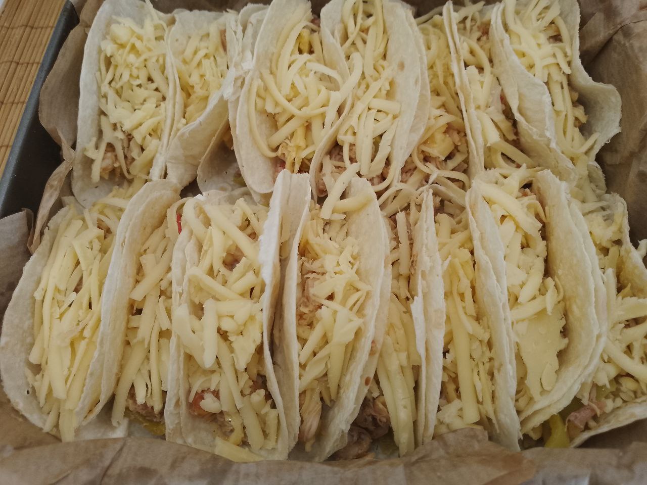 Лаваш запеченный в духовке, с начинкой из мяса, сыра и овощей, просто и вкусно: Сверху посыпаем тертым сыром.