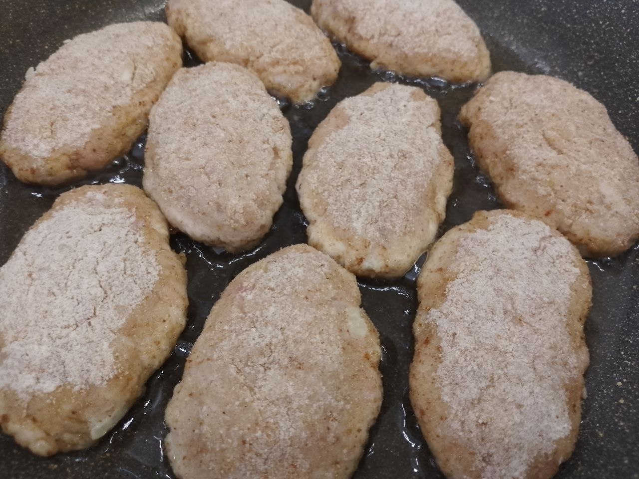 Котлеты из куриного мяса, сочные и аппетитные: Сковороду разогреваем с растительным маслом и укладываем котлеты.