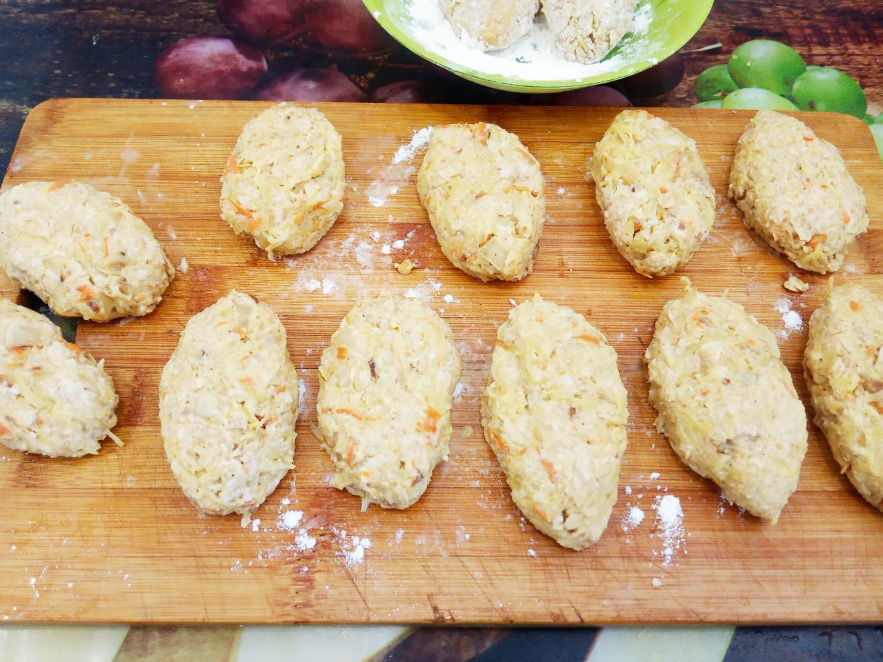 Овощные котлеты с овсяной крупой, вкусные и сытные: Руки смачиваем водой и из этой массы формируем 14 котлет.