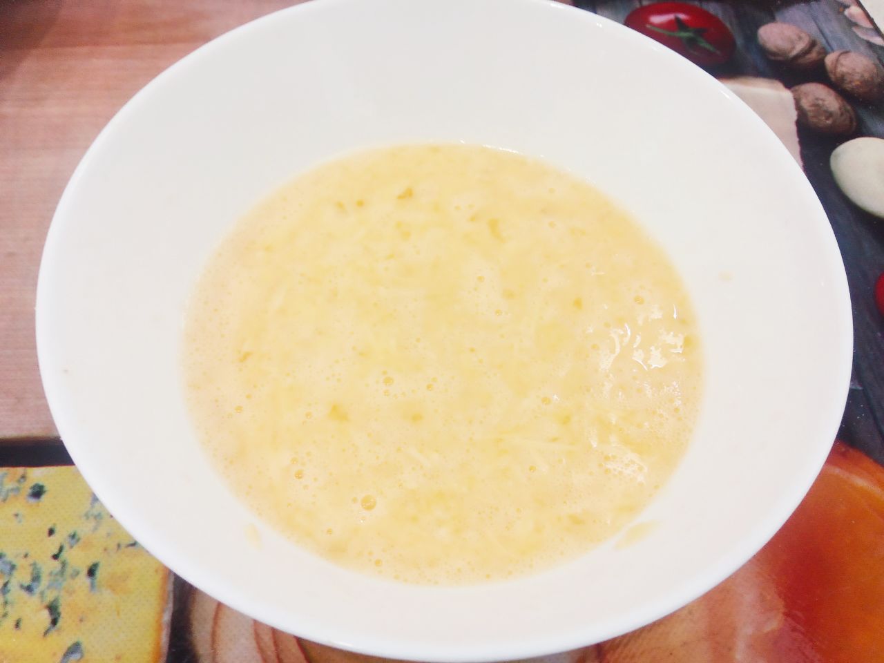 Отбивные  из свинины в кляре из яиц и сыра, вкусные и сытные: Твердый сыр натираем на терке, выкладываем в яичную смесь, солим по вкусу и хорошо кляр перемешиваем.