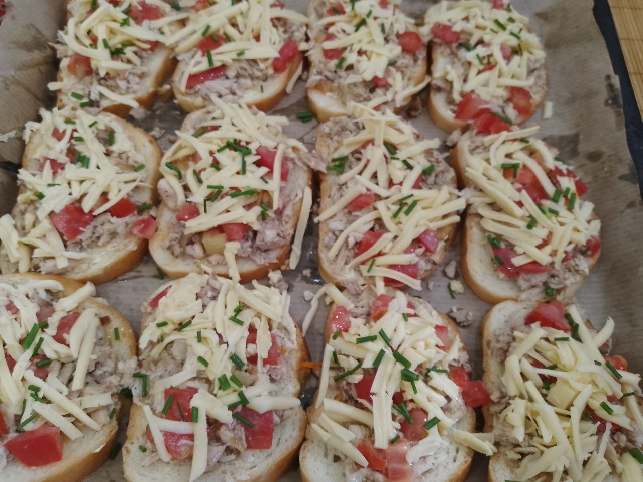 Горячие бутерброды с куриным мясом и сыром, сытные и аппетитные: Сверху посыпаем тертым сыром и зеленью.