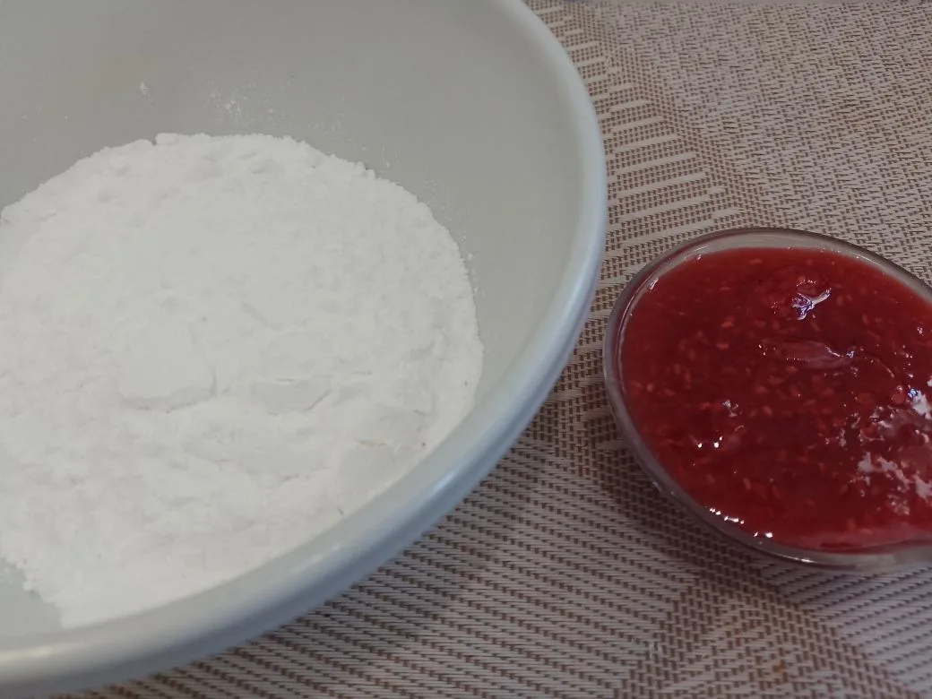 Песочное печенье в сахарной глазури и кунжуте: Сироп добавляем частями в сахарную пудру и растираем.