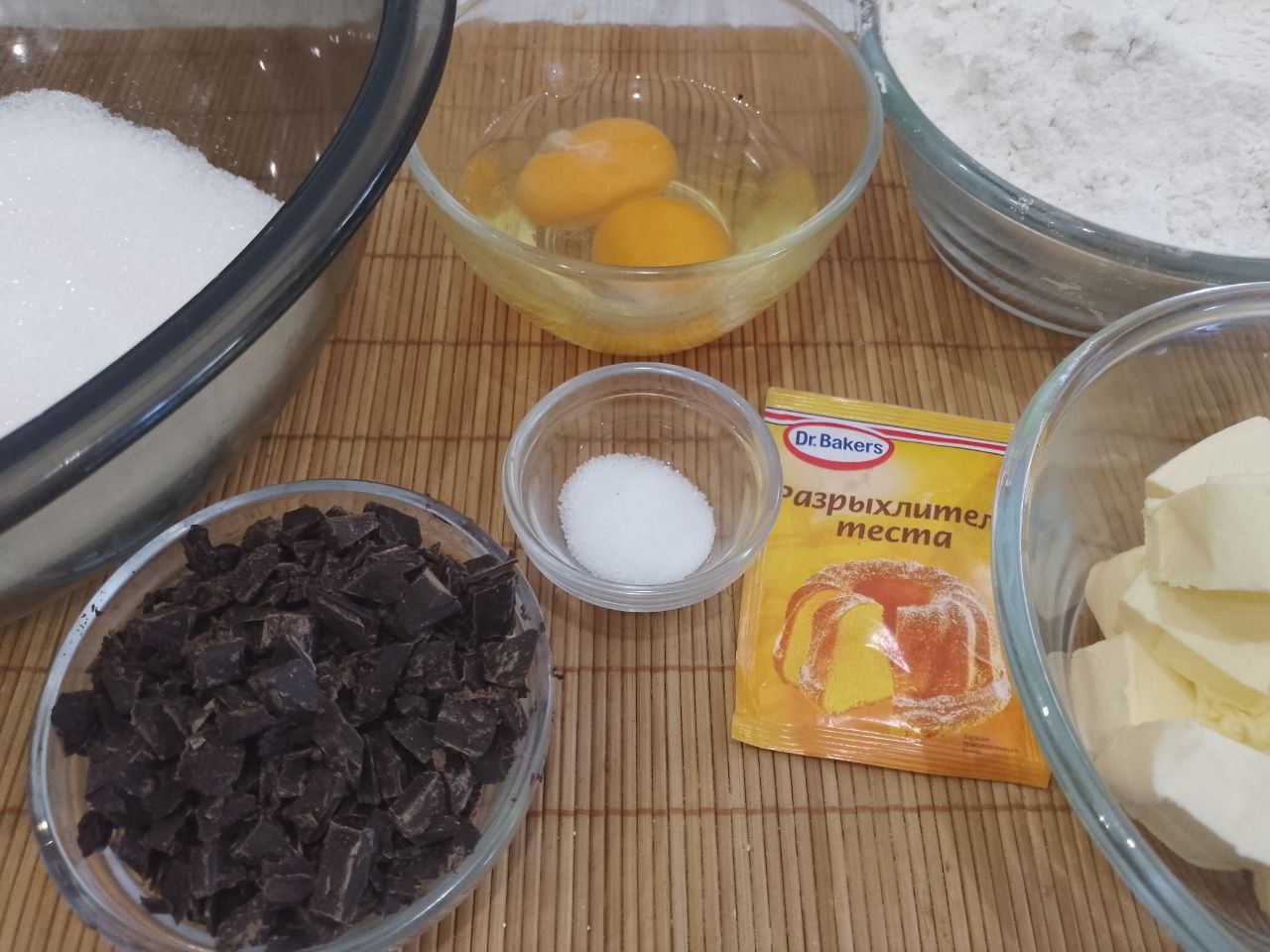 Домашнее печенье к чаю, с кусочками шоколада песочное и хрустящее