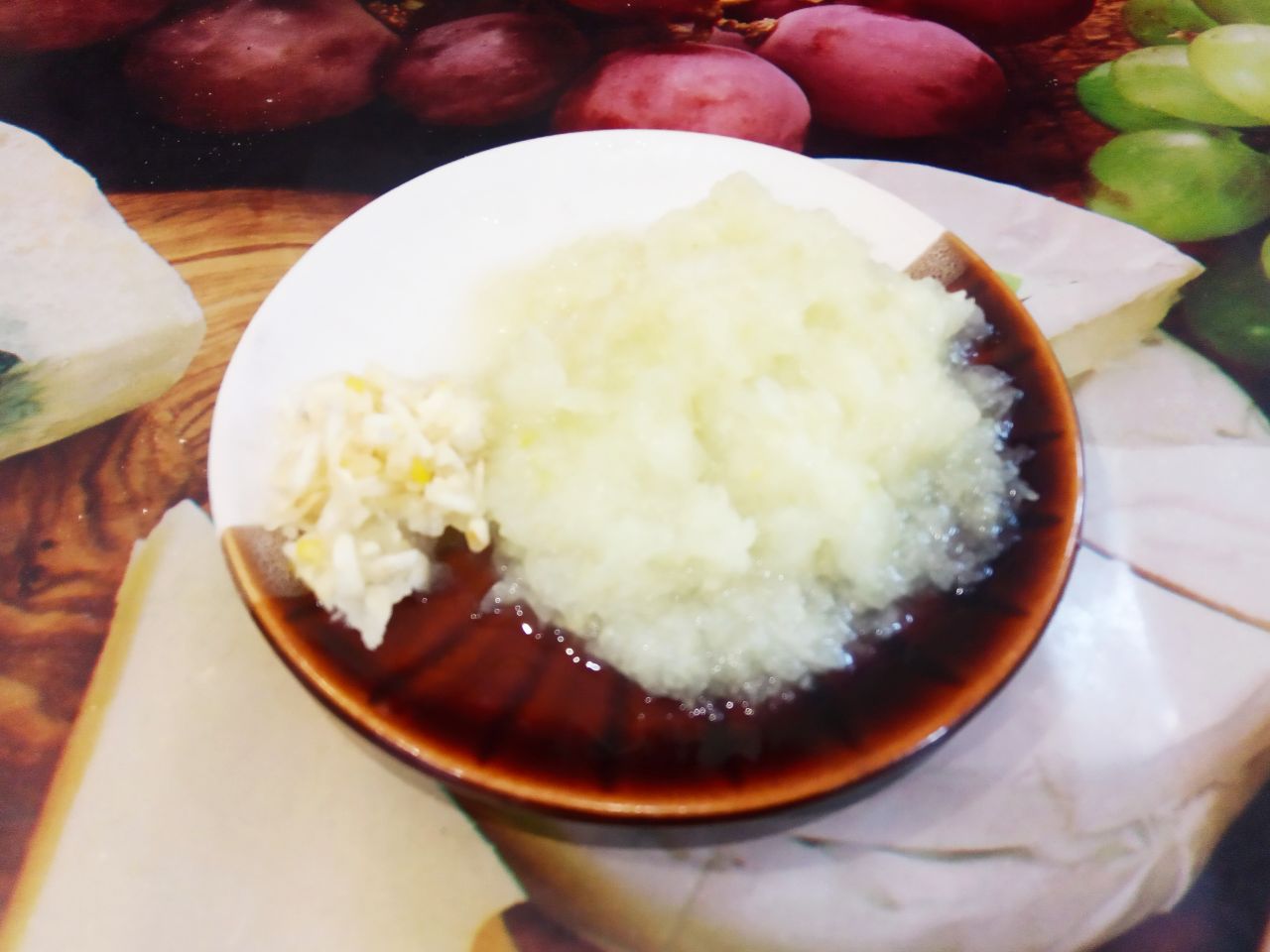 Картофельные зразы с начинкой из шампиньонов и лука: Чеснок очищаем, промываем и натираем на терке или продавливаем через чесночницу.