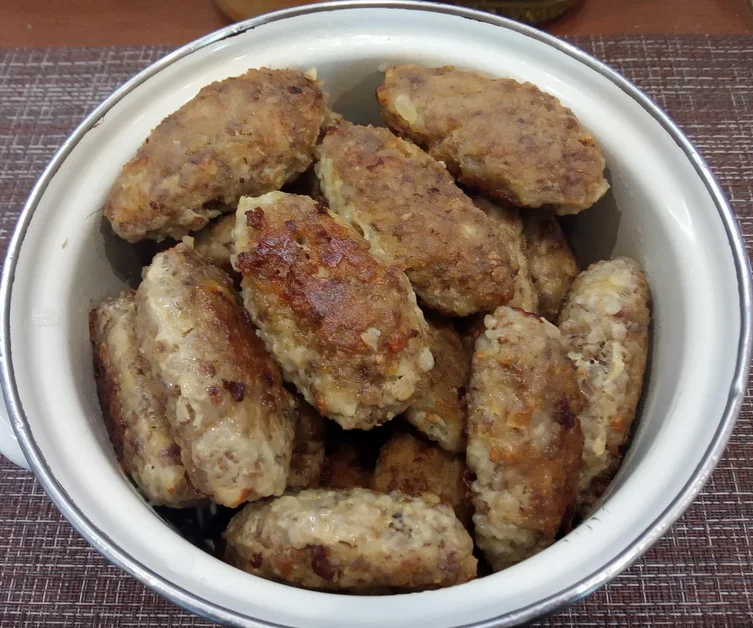 Котлеты мясные с добавлением гречневой крупы: Котлеты складываем в кастрюльку или сковородку, наливаем около стакана бульона и пропариваем 10-15 минут. Так