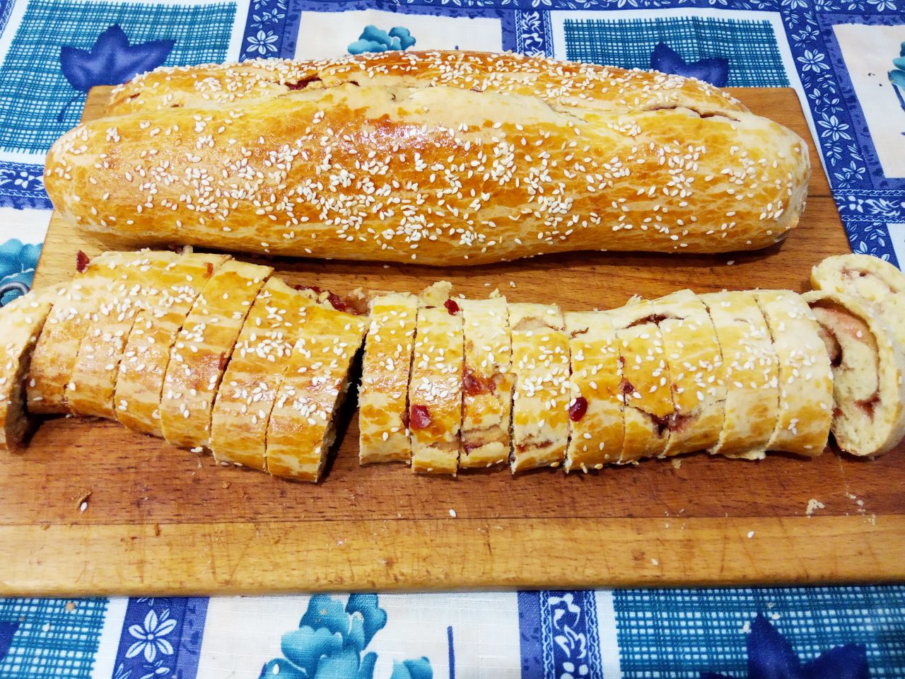 Печенье с джемом и кунжутом подсушенное в духовке: Достаем рулеты из духовки и разрезаем на полоски толщиной до 1 см.