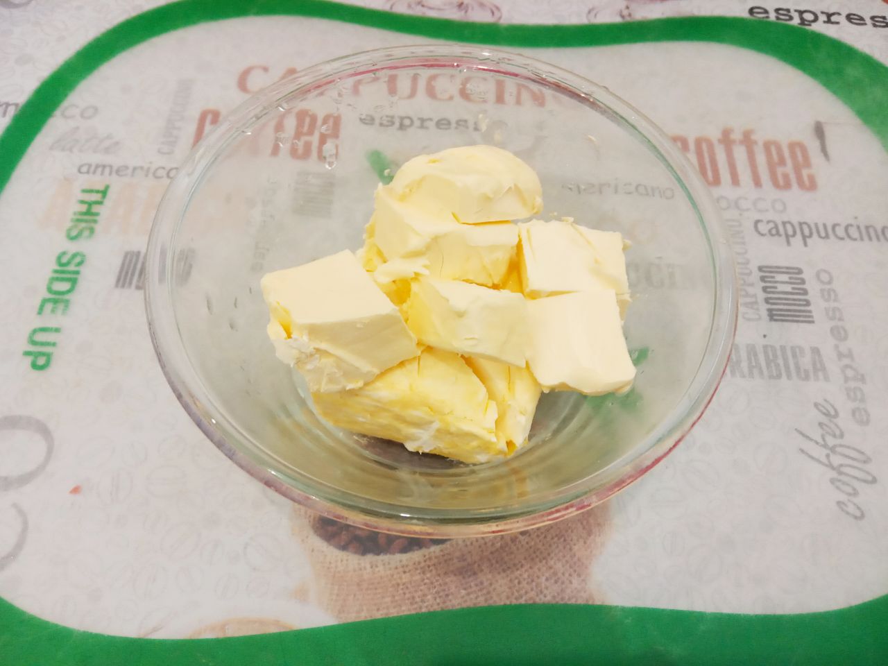 Домашний кекс с изюмом и с добавлением творога, нежный и вкусный: Изюм перебираем, промываем горячей водой и просушиваем.
