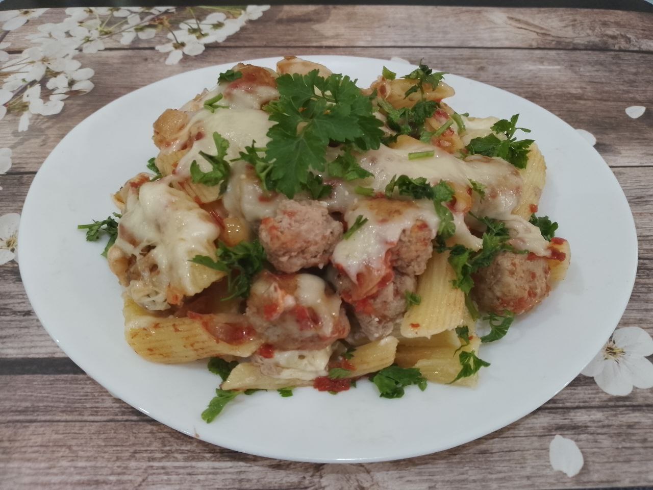 Запеканка зити с мясными шариками, сыром и протертыми помидорами