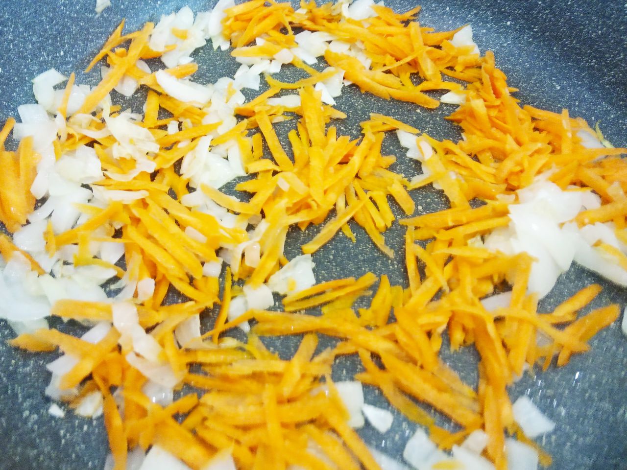 Запеченные помидоры с мясной начинкой и сыром: Кладем измельченный лук с морковью и обжариваем до золотистого цвета.