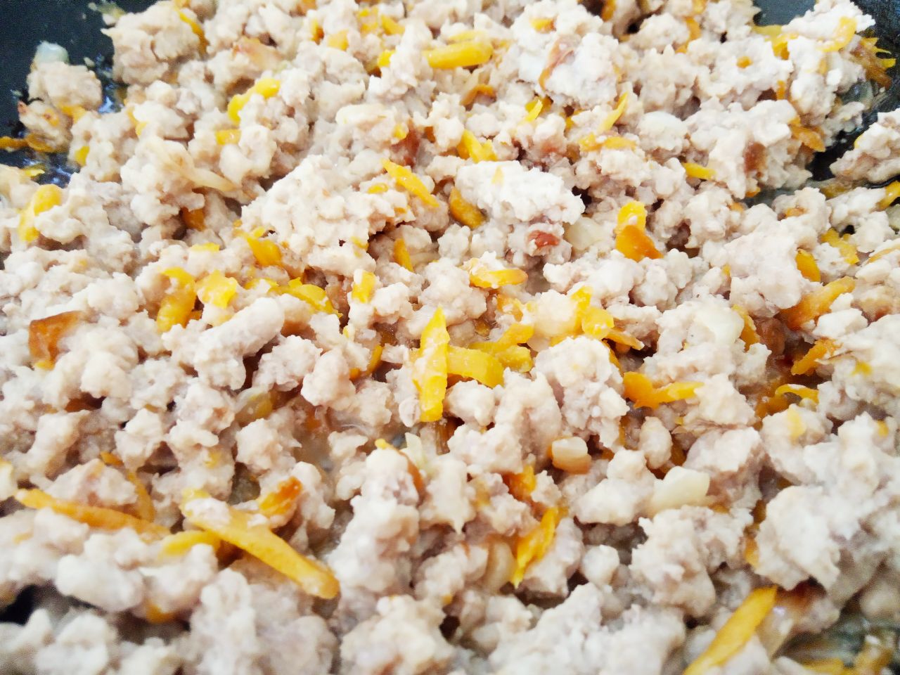 Кабачки фаршированные мясным фаршем, луком, морковью и сыром: Добавляем фарш, размешиваем, солим и перчим по вкусу, обжариваем.