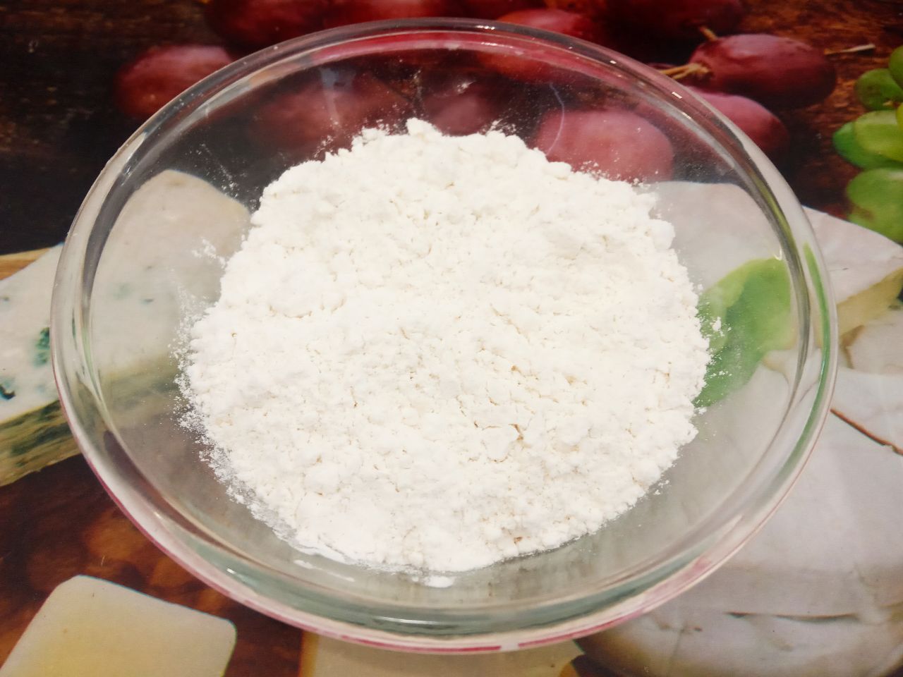 Пирог из манной крупы, изюма и муки, простой и вкусный: Муку просеиваем через мелкое сито и добавляем в тесто, осторожно размешиваем.