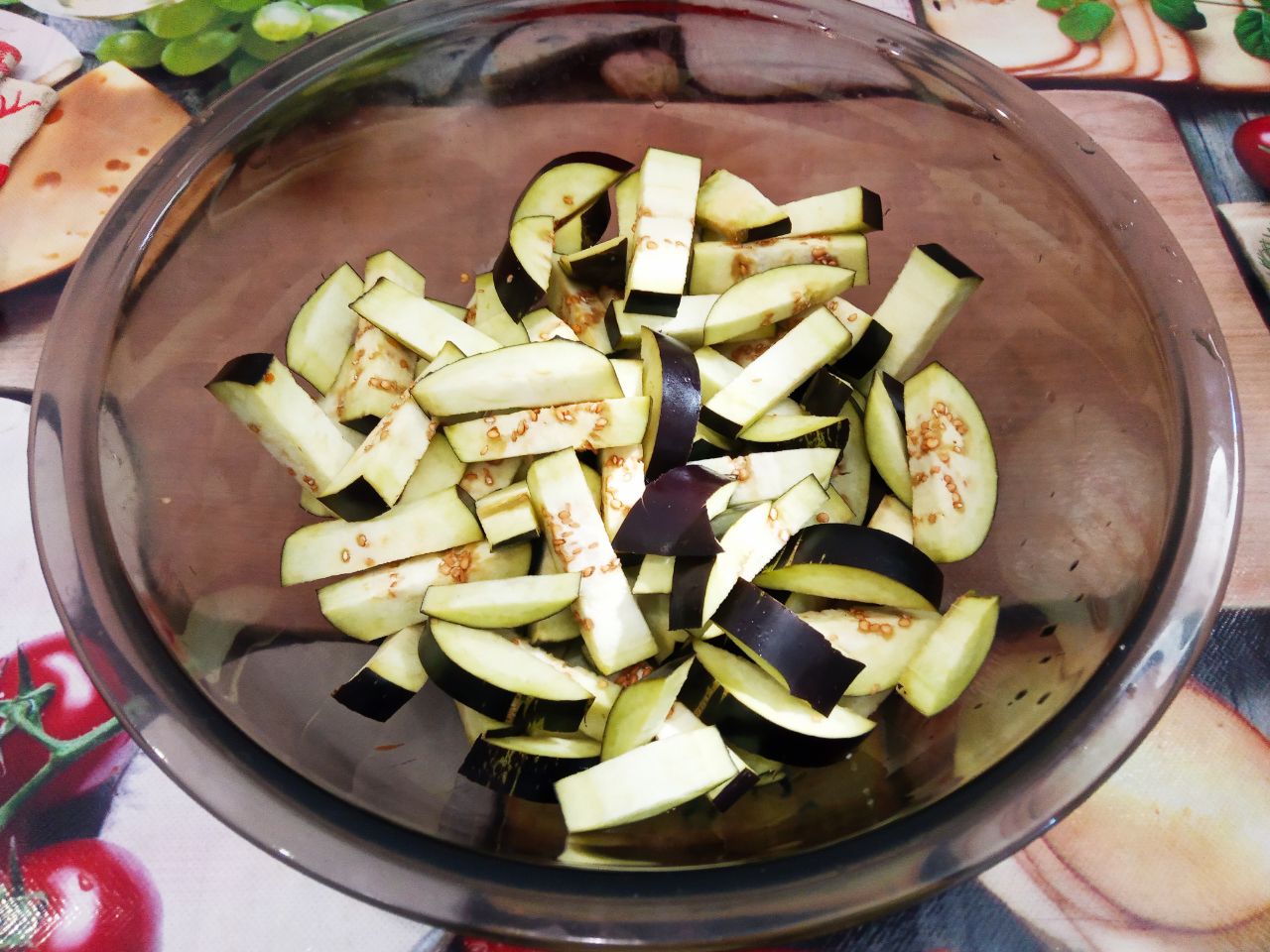 Баклажаны тушеные в сметане, просто и вкусно: Нарезаем баклажаны брусочками, солим, чтобы ушла горечь, перемешиваем и оставляем на 10 минут.