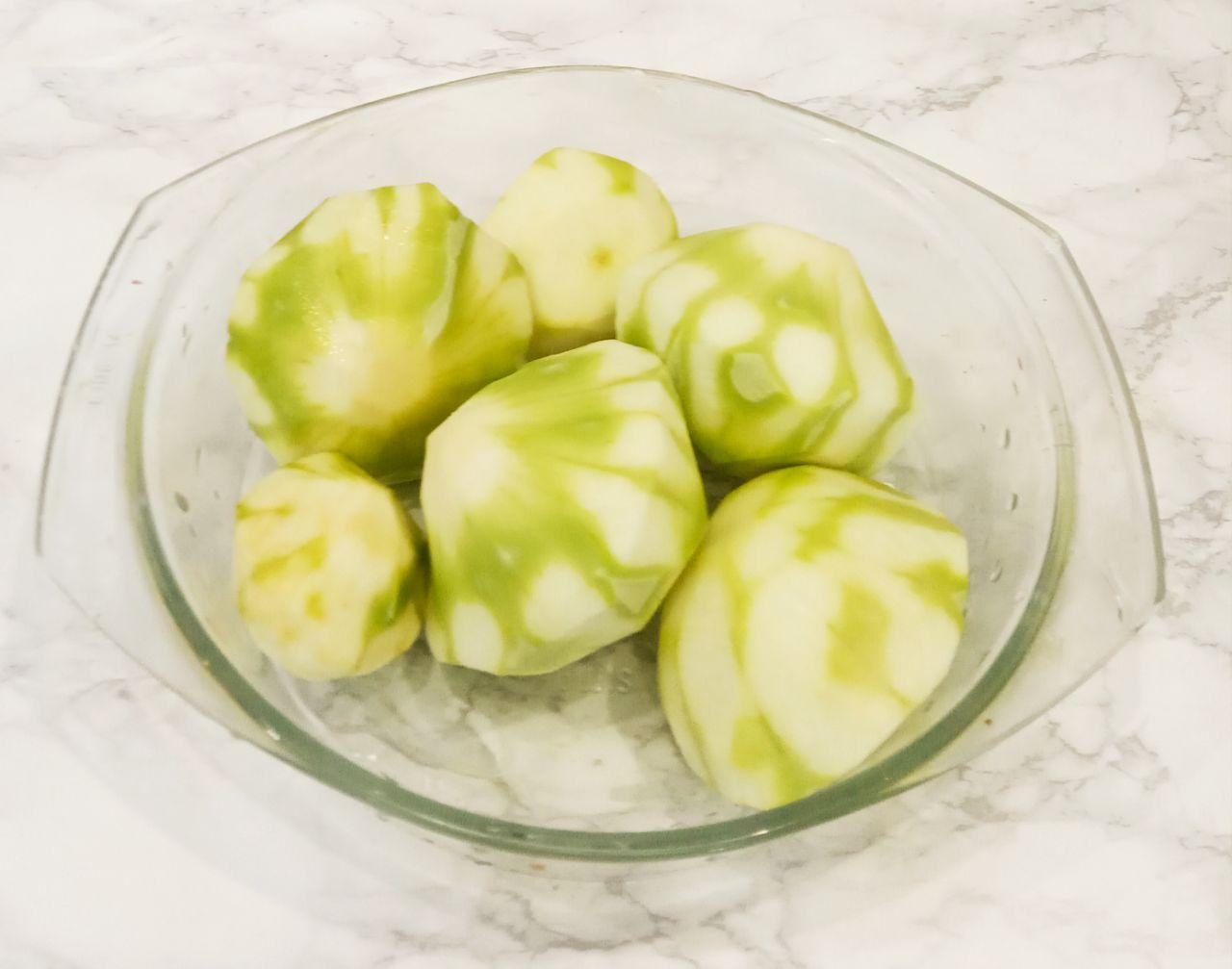 Патиссоны тушеные с овощами, просто и вкусно: Патиссоны промываем, очищаем и нарезаем небольшими полосками.