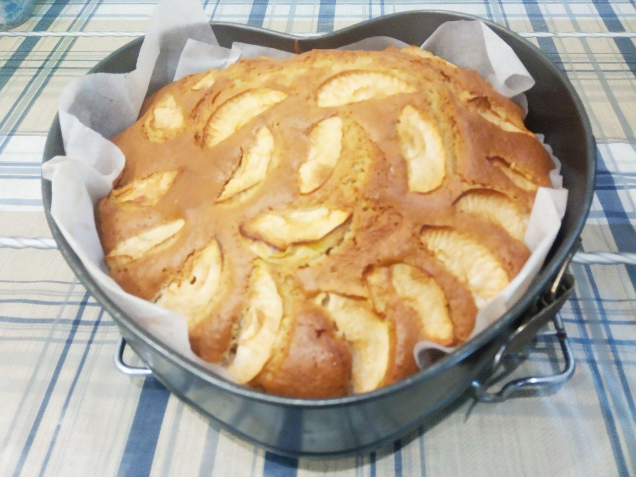 Пирог с яблоками на сметане, вкусно и быстро: Выпекаем пирог до готовности, готовность проверяем зубочисткой.