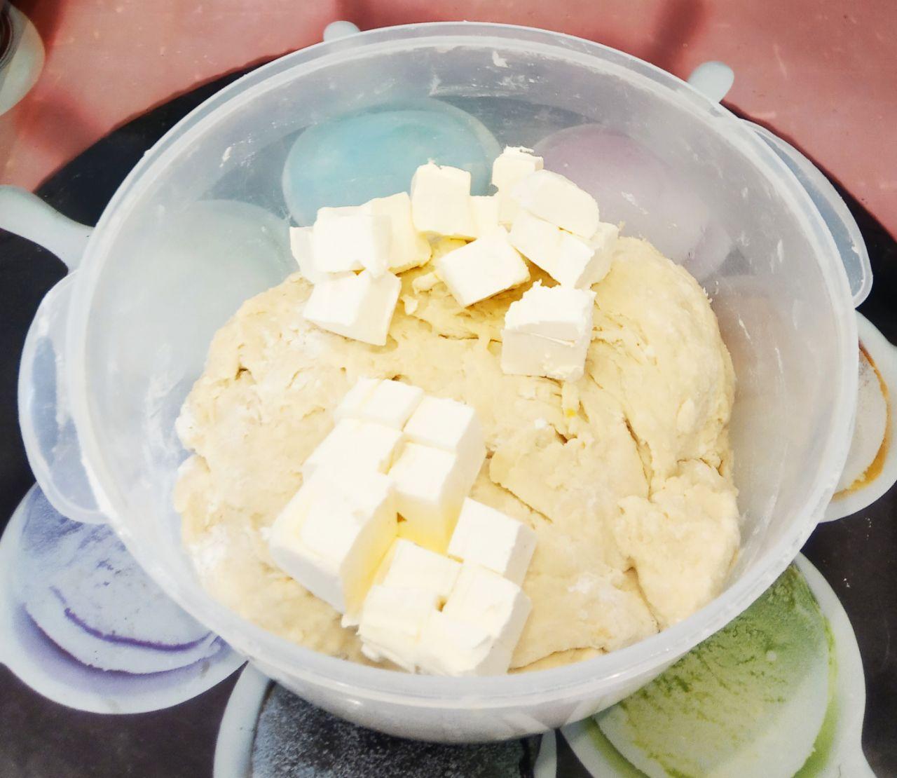 Воздушные и сдобные гребешки с заварным кремом, вкусно и аппетитно: Затем добавляем размягченный маргарин или сливочное масло порезанные на небольшие кусочки.