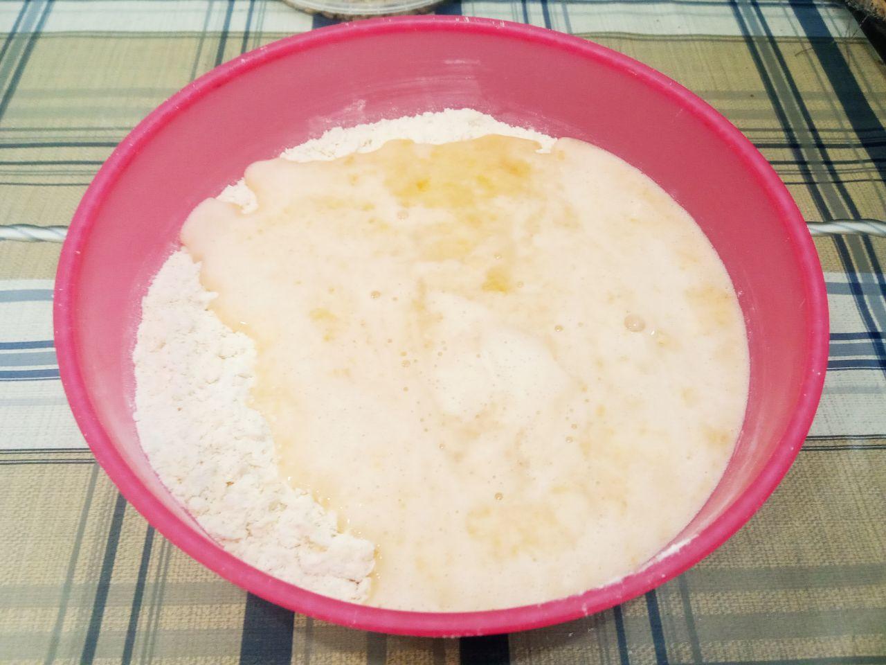 Рассыпчатое печенье с ядрами семечек подсолнечника: Смесь выкладываем в мучную крошку, кладем ядра семян подсолнечника, размешиваем сначала лопаткой, затем