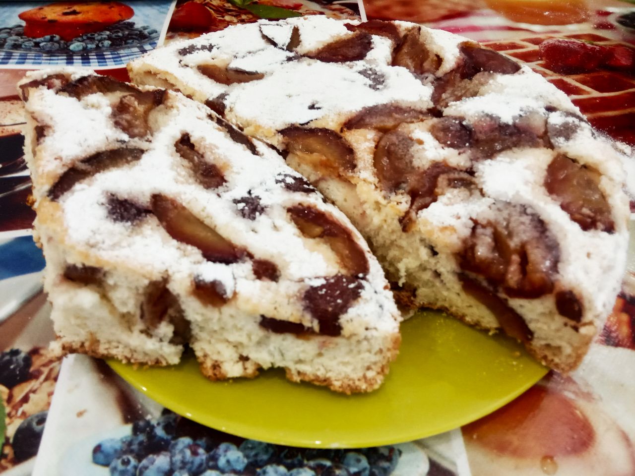 Пирог из бисквитного теста со сливами, просто и вкусно