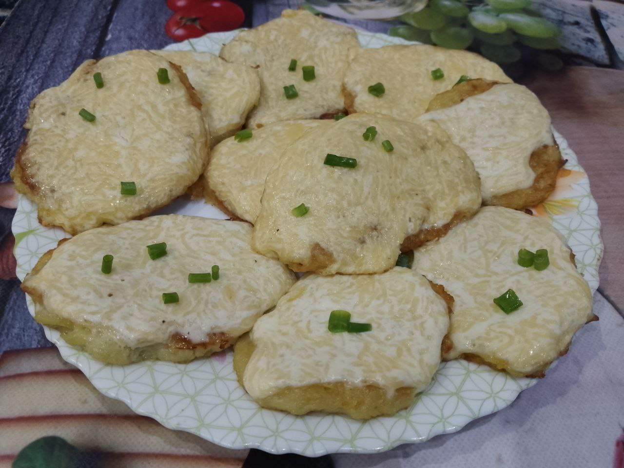 Драники с сыром, яйцом и сметаной: Испеченные драники складываем на блюдо и по желанию посыпаем зеленью.
