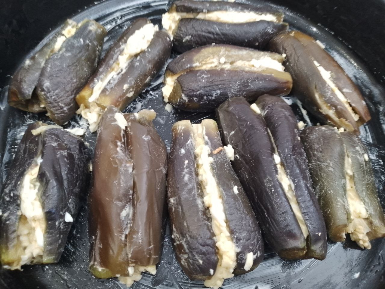 Запеченные баклажаны с начинкой из сыра и яиц: Противень смазываем маслом. Начинкой наполняем баклажаны и укладываем на противень.