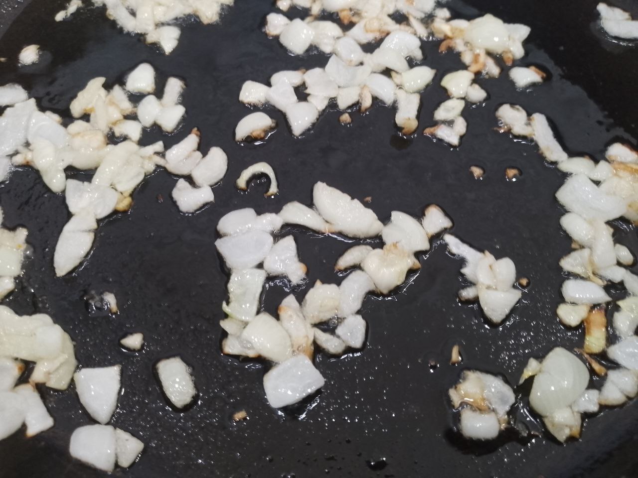 Перец с мясной начинкой и овощами, в духовке: Разогреваем сковороду с растительным маслом и обжариваем лук до золотистого цвета.