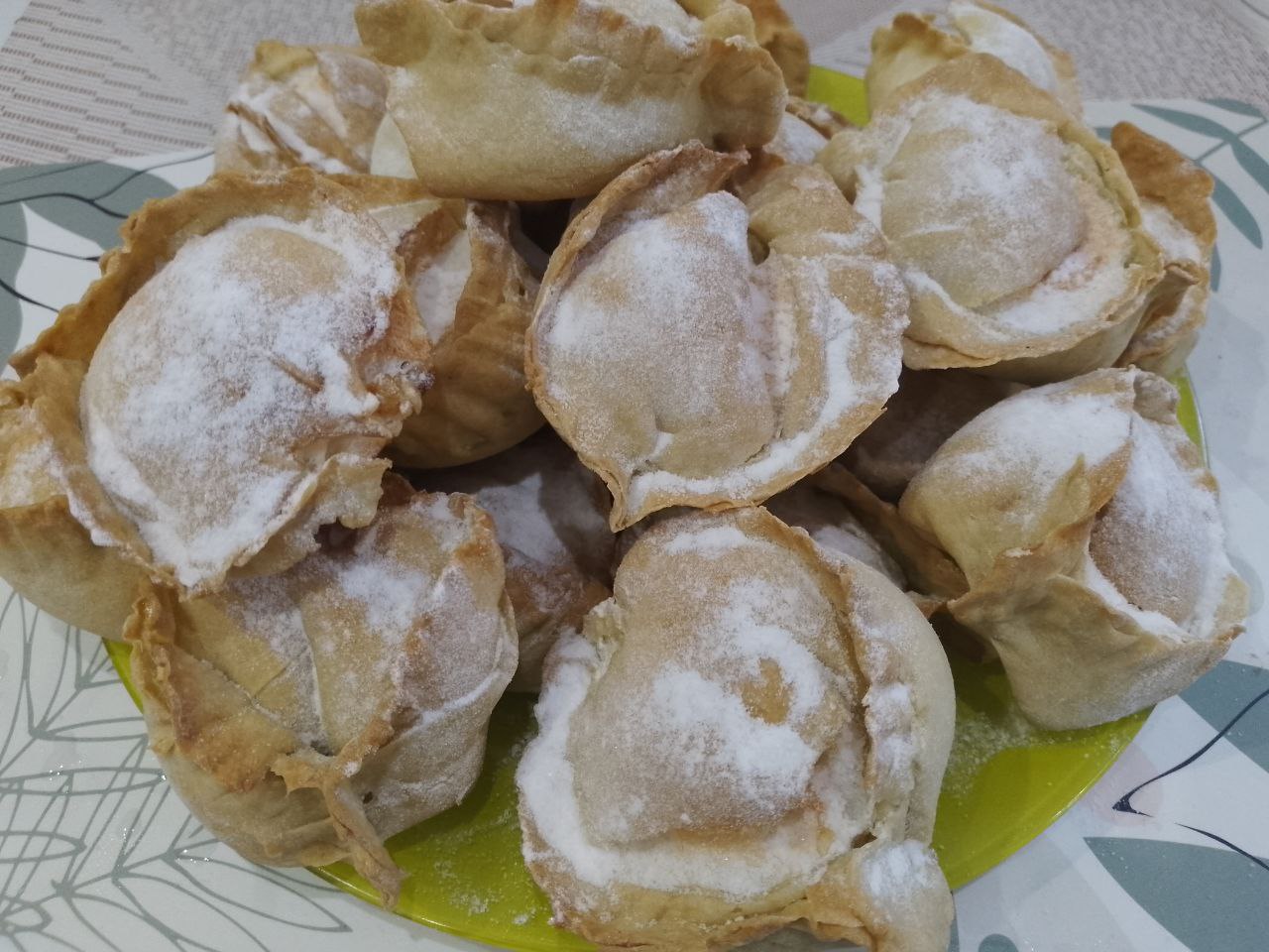 Пирожные с начинкой из белков и изюма