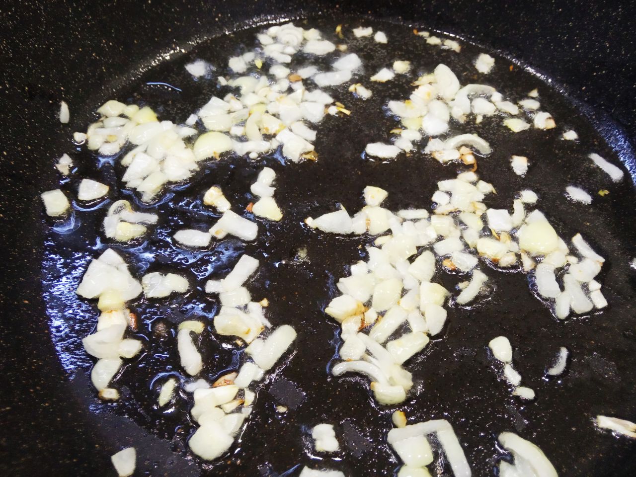 Простой рецепт красного борща, просто и вкусно: Обжариваем на растительном масле лук до золотистого цвета.