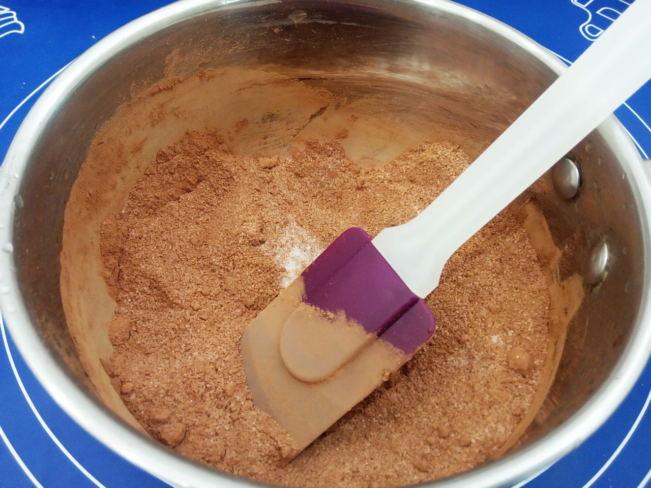 Шоколадные кексы к чаю, просто вкусно: В сотейник всыпаем сахар, ванильный сахар и какао, перемешиваем.