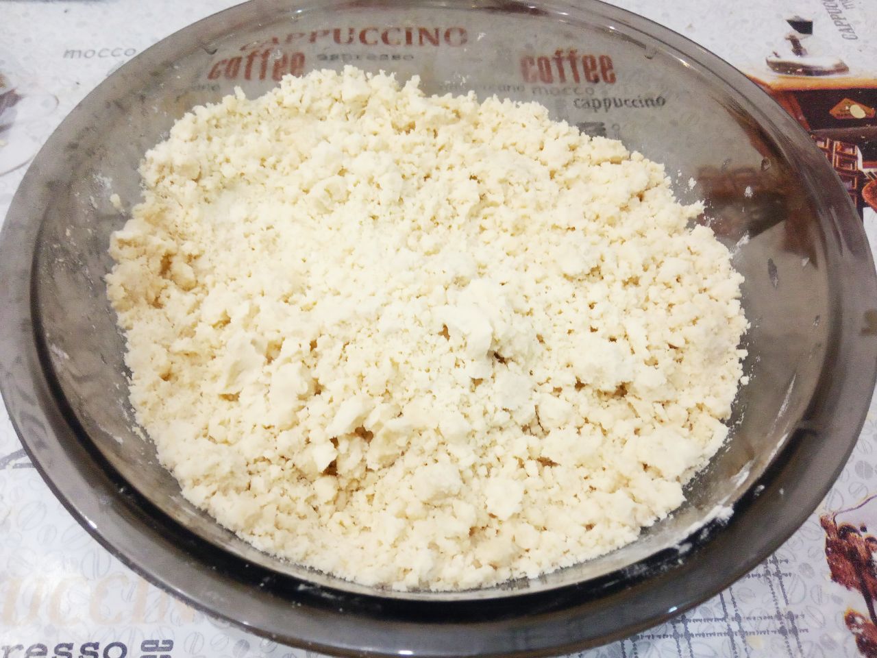 Простой рецепт пирожков из теста на растительном масле, с мясной начинкой: Муку смешиваем с растительным маслом и растираем в крошку.